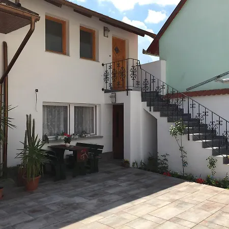 Feherhaz Alkalmi Szallo 러브호텔 2*